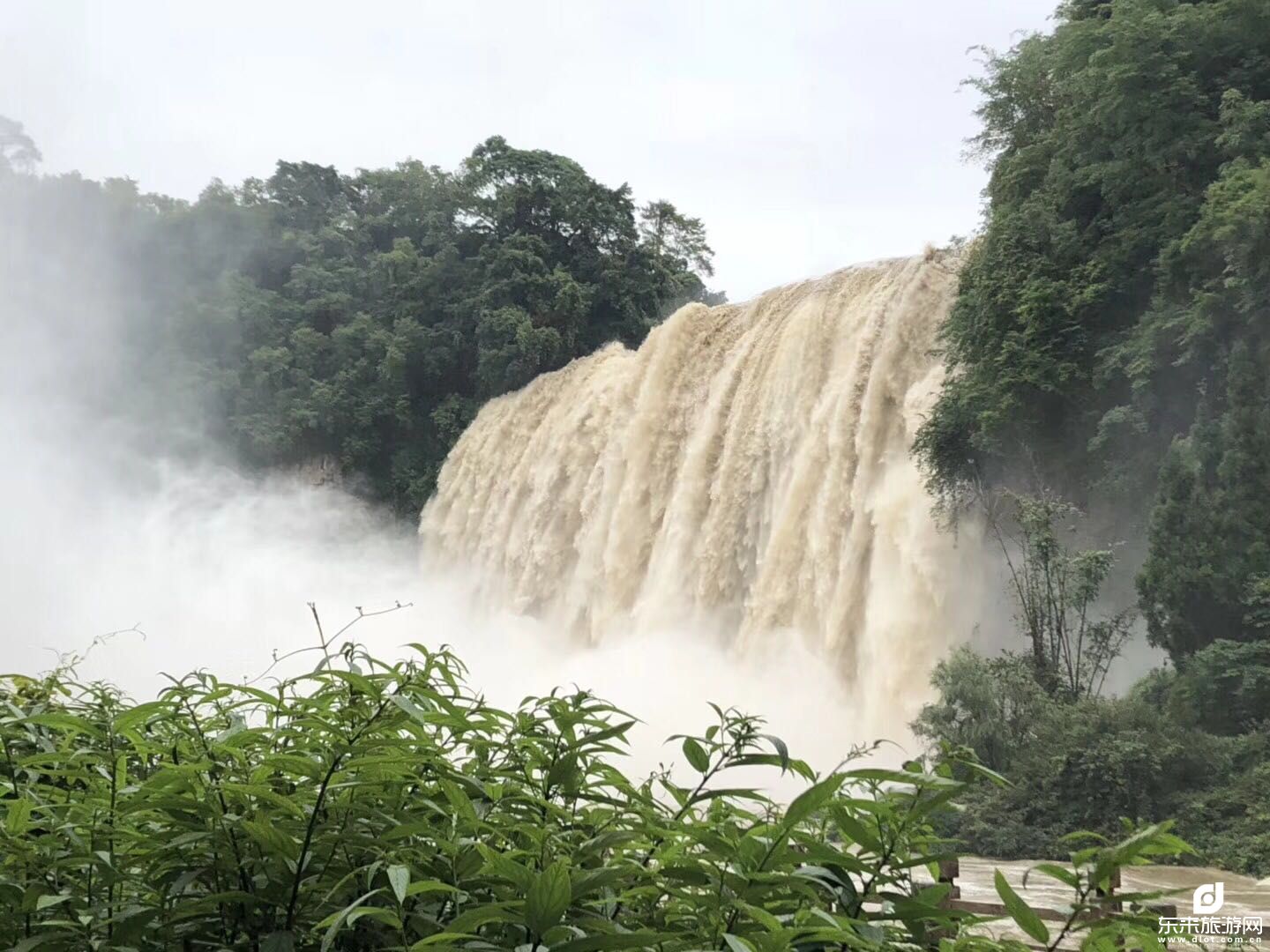 情系梵净山：黄果树大瀑布、西江千户苗寨、荔波小七孔、镇远古城、梵净山、甲秀楼   2飞6日游